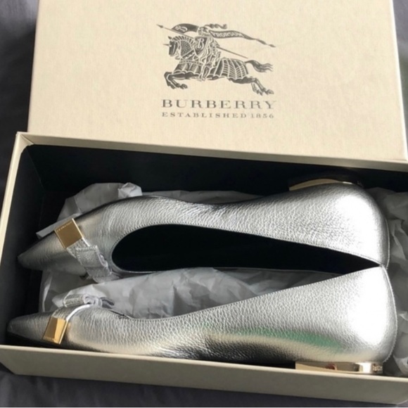 Burberry Flats - Picture 2 of 4